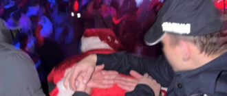 Киянин у формі поліції інсценував затримання Санти