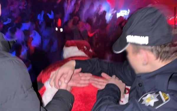 Киянин у формі поліції інсценував затримання Санти Киянин у формі поліції інсценував затримання Санти