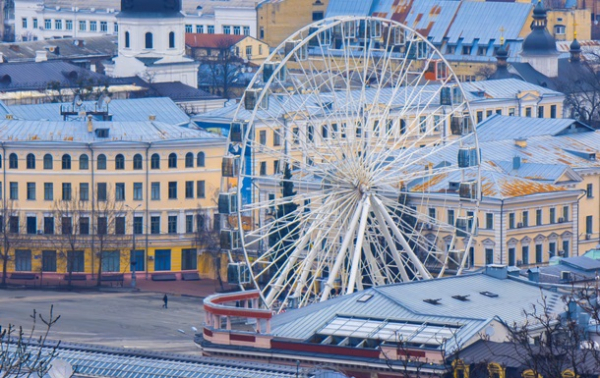 У Києві демонтують Колесо огляду на Подолі