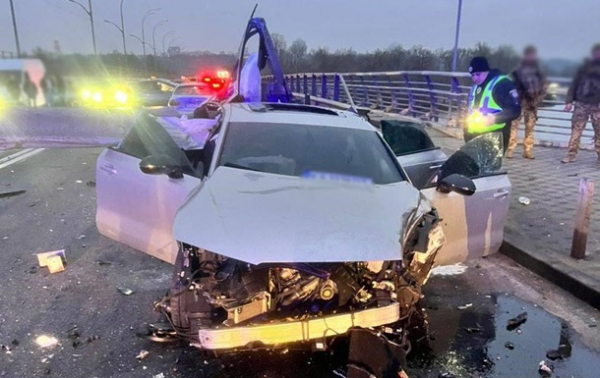 У Києві через ДТП перекрили рух біля мосту Метро У Києві через ДТП перекрили рух біля мосту Метро