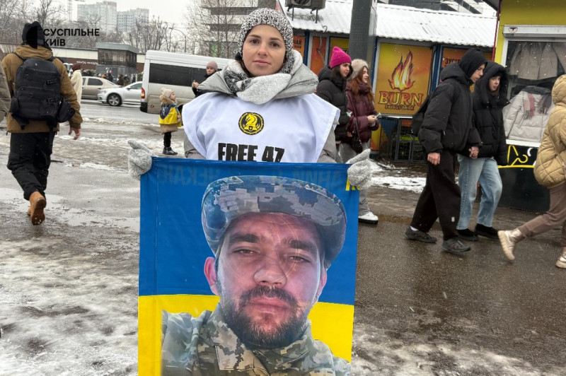 "Надіємося і віримо, що дочекаємося": у Києві відбулася акція-нагадування "Не мовчи! Полон вбиває"