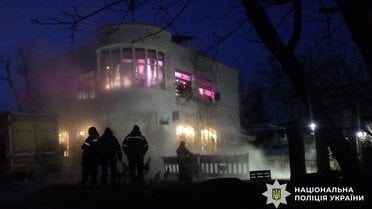 
 У Києві 16-річна дівчина впала в яму з окропом: 73% опіків тіла (фото)
 