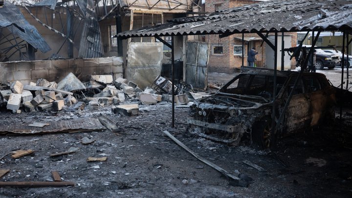 Атака РФ на Київ: у Дніпровському районі палав гаражний кооператив, водій дивом врятувався з охопленої вогнем фури