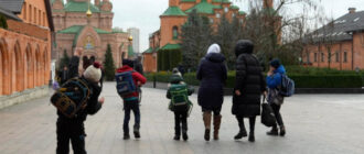 Співають радянські пісні і вчать Єсеніна: у Києві при монастирі УПЦ МП діє нелегальна школа