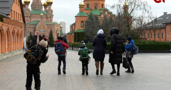 
 Співають радянські пісні і вчать Єсеніна: у&nbsp;Києві при монастирі УПЦ МП&nbsp;діє нелегальна школа
 