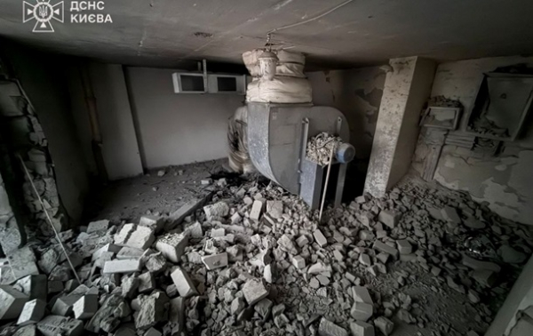 У Києві уламки БпЛА впали на житловий будинок