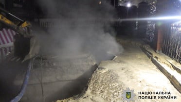 
 У Києві 16-річна дівчина впала в яму з окропом: 73% опіків тіла (фото)
 