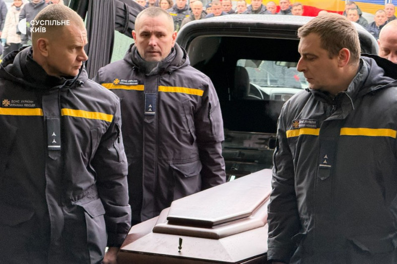 "У ДСНС йшов як на свято": у Києві попрощалися з рятувальником Олександром Зібровим