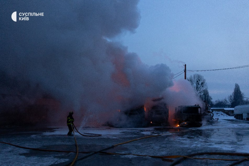 Атака РФ на Київ: у Дніпровському районі палав гаражний кооператив, водій дивом врятувався з охопленої вогнем фури
