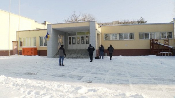 
 Прийшов із ножем на уроки: у Києві школяр напав на вчительку та однокласника і поранив їх (фото, відео)
 