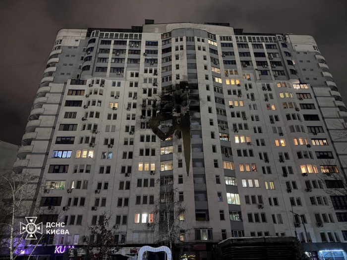 Наслідки атаки на Київ. фото: ДСНС
