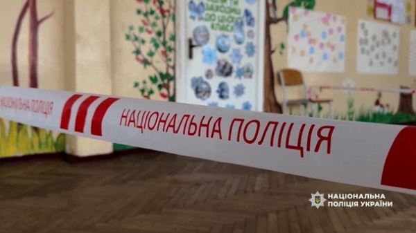 
 Прийшов із ножем на уроки: у Києві школяр напав на вчительку та однокласника і поранив їх (фото, відео)
 