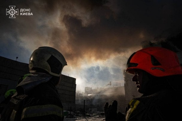 
 Масштабна пожежа у&nbsp;Києві: що&nbsp;відомо на&nbsp;цей момент (фото, відео)
 