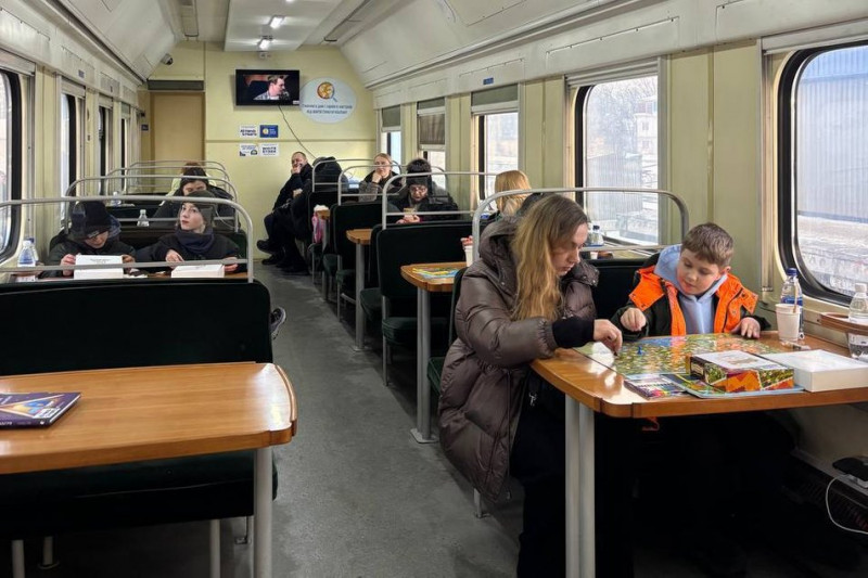 Укрзалізниця розгорнула вагони незламності на Київщині: є світло та Starlink