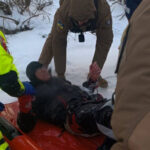 Застряг у кризі за 100 м від берега: в Києві ледь не потонув чоловік (фото, відео)