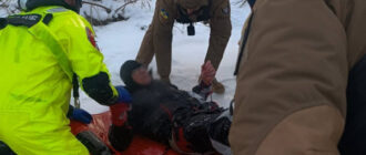 Застряг у кризі за 100 м від берега: в Києві ледь не потонув чоловік (фото, відео)