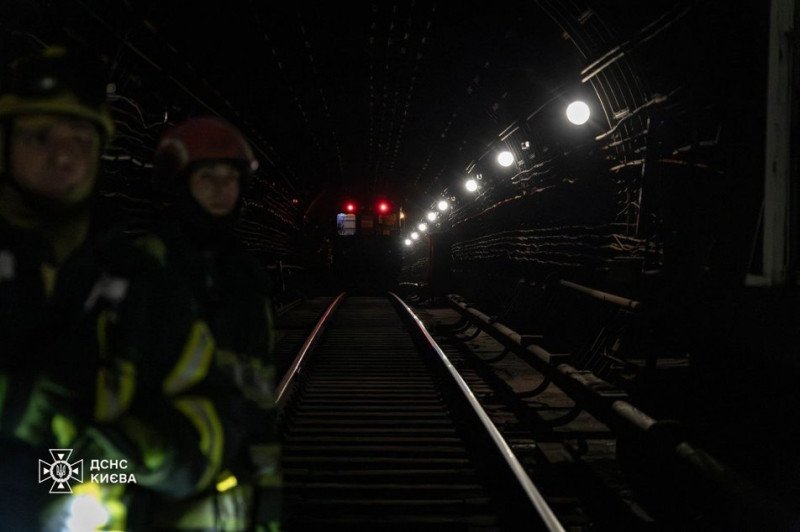 Поїзд метро в Києві зупинився посеред тунелю через аварію в енергосистемі України: людей вивели, потерпілих нема