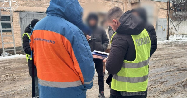 Падіння дівчини у яму з окропом у Києві: затримано посадовця "Київтеплоенерго", йому готують підозру
Падіння дівчини у яму з окропом у Києві: затримано посадовця "Київтеплоенерго", йому готують підозру