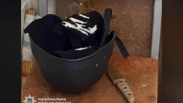 
 Прийшов із ножем на уроки: у Києві школяр напав на вчительку та однокласника і поранив їх (фото, відео)
 