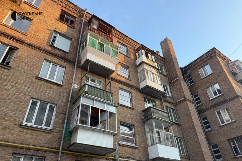 Внаслідок атаки РФ у Києві спалахнули пожежі, у будинках вибиті вікна