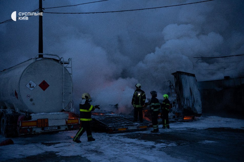 Атака РФ на Київ: у Дніпровському районі палав гаражний кооператив, водій дивом врятувався з охопленої вогнем фури