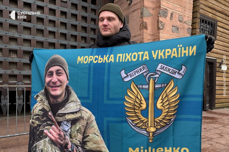 "Всім відомо, що ми маріупольські хлопці": у Києві на акції підтримки полонених згадували про "Азов" та Оленівку