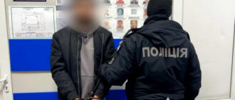 Понівечив обличчя через зауваження: у Києві пасажир напав на водія трамвая