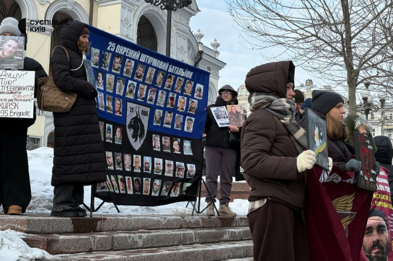 "Не перестанемо приходити, поки всі не повернуться": у Києві вийшли на акцію підтримки військовополонених