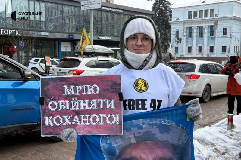 "Не перестанемо приходити, поки всі не повернуться": у Києві вийшли на акцію підтримки військовополонених