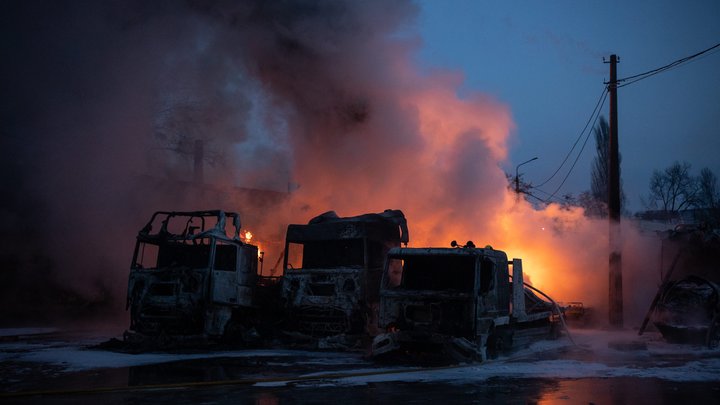Атака РФ на Київ: у Дніпровському районі палав гаражний кооператив, водій дивом врятувався з охопленої вогнем фури