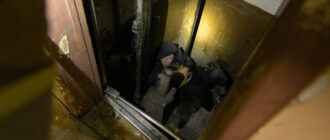 У Києві чоловік упав у шахту ліфта через відключення світла: що з ним зараз (фото)