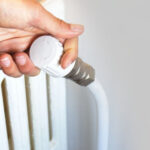 У Києві повертають тепло: скільки будинків ще без опалення