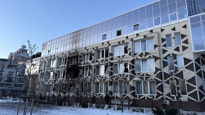 Атака по Києву: влучили у медцентр, загинула людина