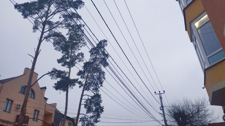 Екстрені відключення і графіки: як вимикають світло у Києві та області