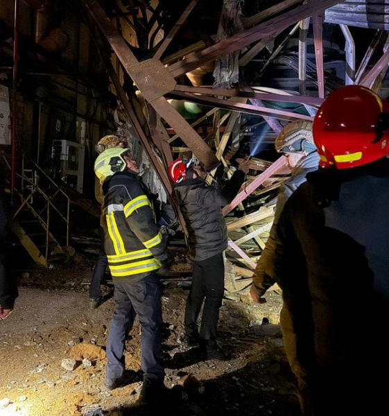 Надскладна ситуація в Києві: рятувальники розгорнули наметові пункти обігріву (фото, відео)
Надскладна ситуація в Києві: рятувальники розгорнули наметові пункти обігріву (фото, відео)