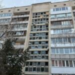 Внаслідок атаки РФ у Києві спалахнули пожежі, у будинках вибиті вікна