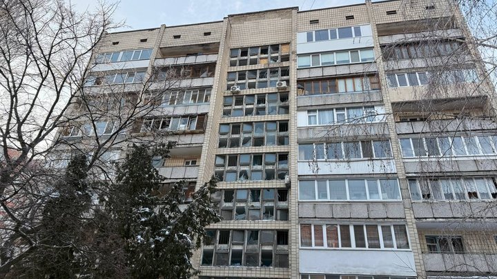 Внаслідок атаки РФ у Києві спалахнули пожежі, у будинках вибиті вікна