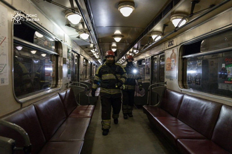Поїзд метро в Києві зупинився посеред тунелю через аварію в енергосистемі України: людей вивели, потерпілих нема