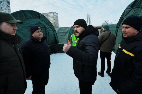 Надскладна ситуація в Києві: рятувальники розгорнули наметові пункти обігріву (фото, відео)
Надскладна ситуація в Києві: рятувальники розгорнули наметові пункти обігріву (фото, відео)