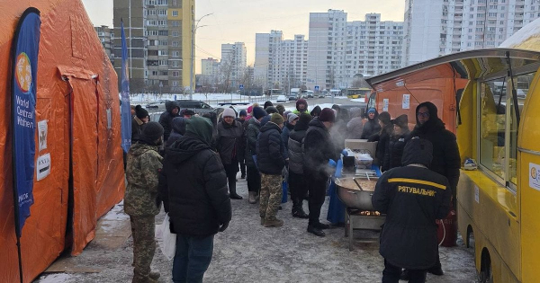 Надскладна ситуація в Києві: рятувальники розгорнули наметові пункти обігріву (фото, відео)
Надскладна ситуація в Києві: рятувальники розгорнули наметові пункти обігріву (фото, відео)