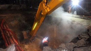 
 У Києві 16-річна дівчина впала в яму з окропом: 73% опіків тіла (фото)
 