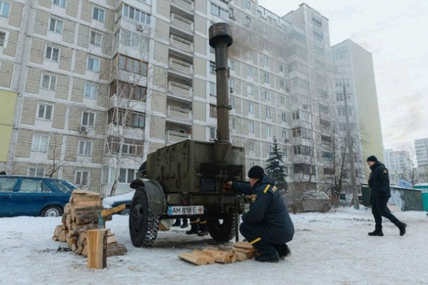 Надскладна ситуація в Києві: рятувальники розгорнули наметові пункти обігріву (фото, відео)
Надскладна ситуація в Києві: рятувальники розгорнули наметові пункти обігріву (фото, відео)