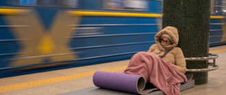 Блекаут в Києві: будинки заливає окропом, автівки примерзають до землі — що відомо