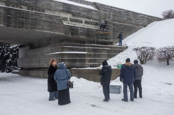 У Музеї війни в Києві демонтували радянські написи: який вигляд має заклад тепер (фото)
У Музеї війни в Києві демонтували радянські написи: який вигляд має заклад тепер (фото)