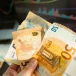 Євро вперше перетнув рубіж у 51 гривню: чи варто скуповувати валюту