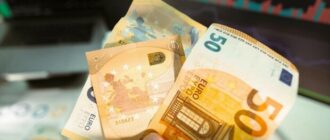 Євро вперше перетнув рубіж у 51 гривню: чи варто скуповувати валюту