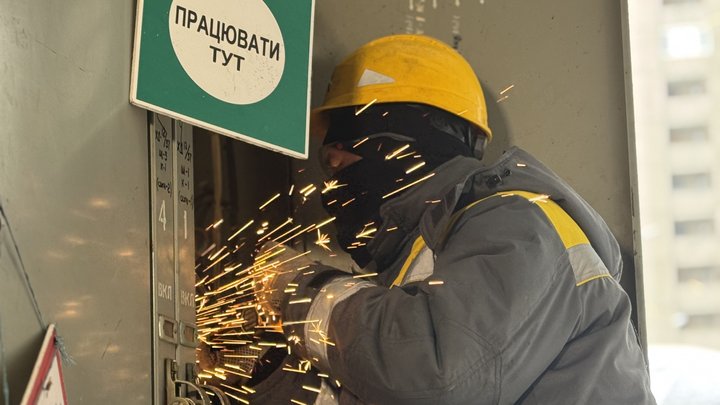 "20 хвилин працюємо, 10 хвилин погрілись в машині" — як енергетики Києва ремонтують обладнання