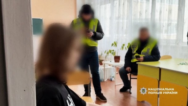 
 Прийшов із ножем на уроки: у Києві школяр напав на вчительку та однокласника і поранив їх (фото, відео)
 