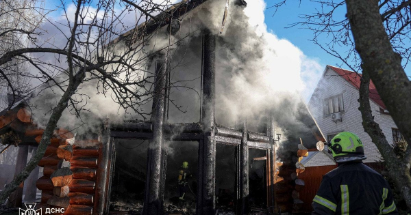 
 У Києві сталася пожежа у приватному будинку: серед постраждалих дитина
 