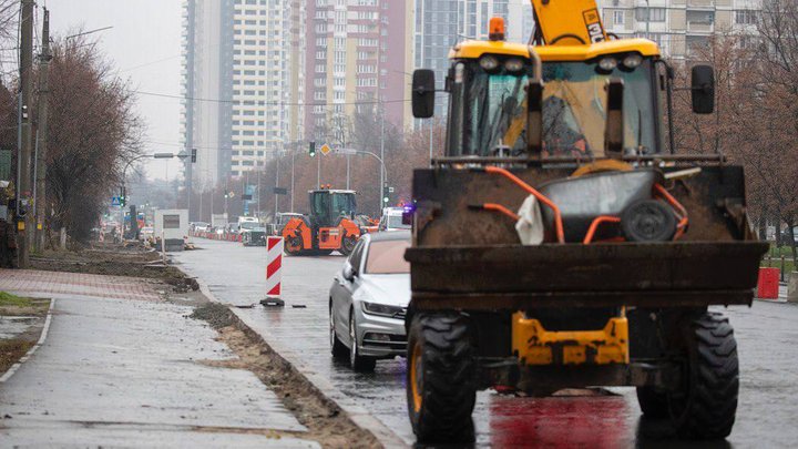Після аварії на Деміївській площі Києва 16-річна дівчина впала в гарячу воду й нині ушпиталена